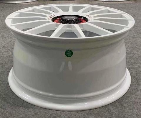 A onça Superturismo de competência Evoluzione WRC Monoblock forjou as rodas