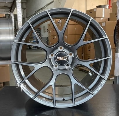 O BBS REV-7 forjou as rodas da liga para o tamanho feito sob encomenda de BMW M2 M4
