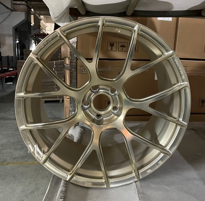 O BBS REV-7 forjou as rodas da liga para o tamanho feito sob encomenda de BMW M2 M4